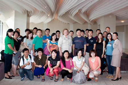 Peta Ruiter (standing centre), Director of Business Development, Hilton Pattaya welcomed a group of MICE agents travelling under the CYTS M.I.C.E. Service Co., Ltd. flag from China who were on a familiarization trip to the resort recently.